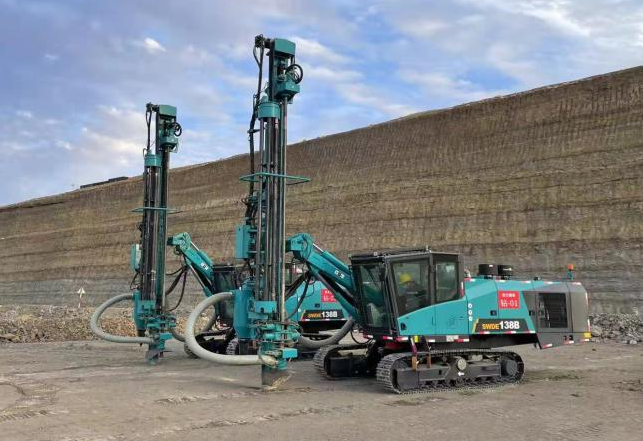 携手战边疆！必发智能潜孔钻机助力弘大爆破新疆奇台项目建设