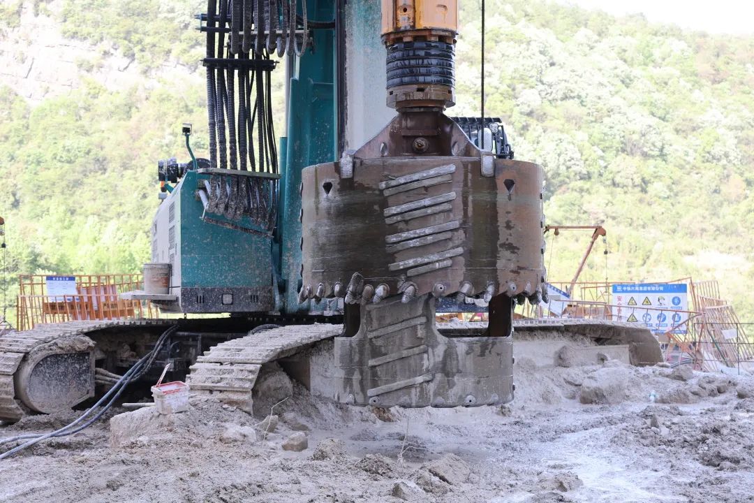 展现施工“奇效”！必发智能旋挖钻机强势助力炉慈高速公路建设