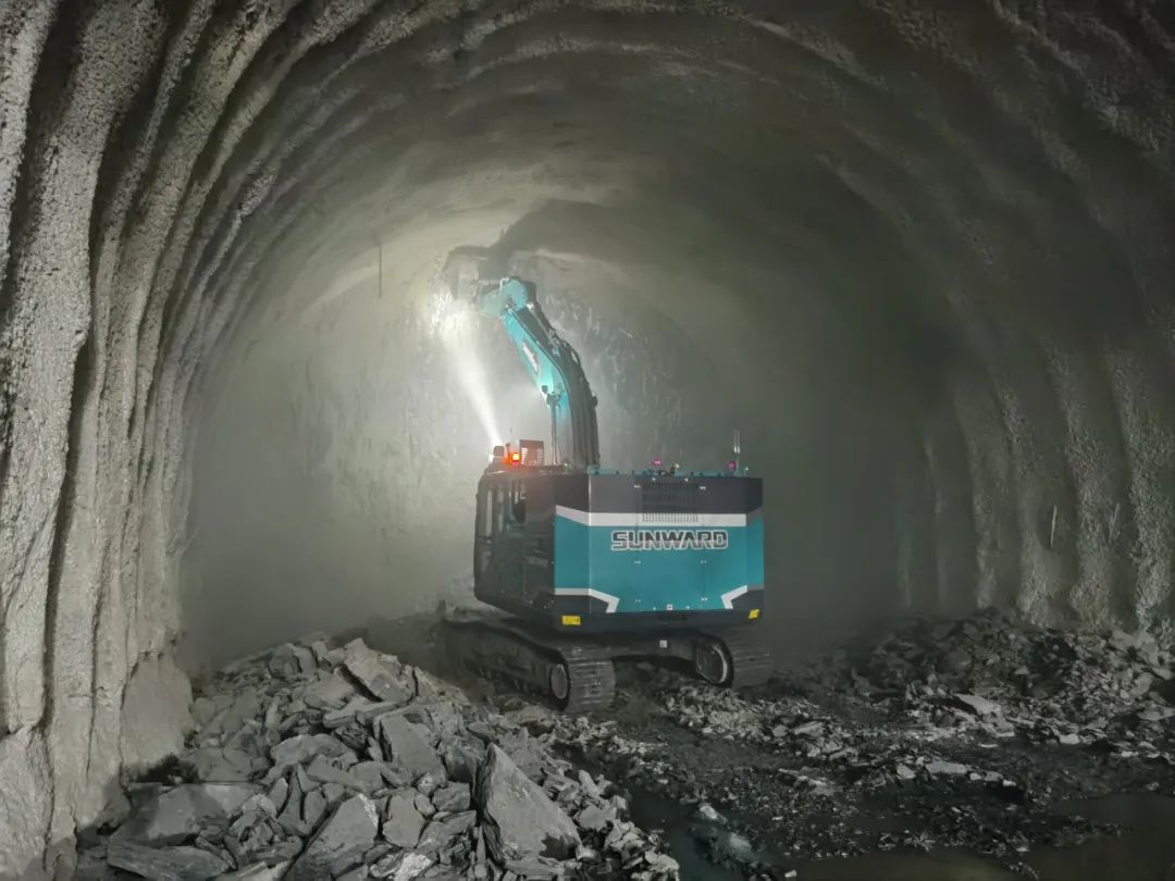 征战川藏铁路！必发智能新一代电动挖掘机乐成交付