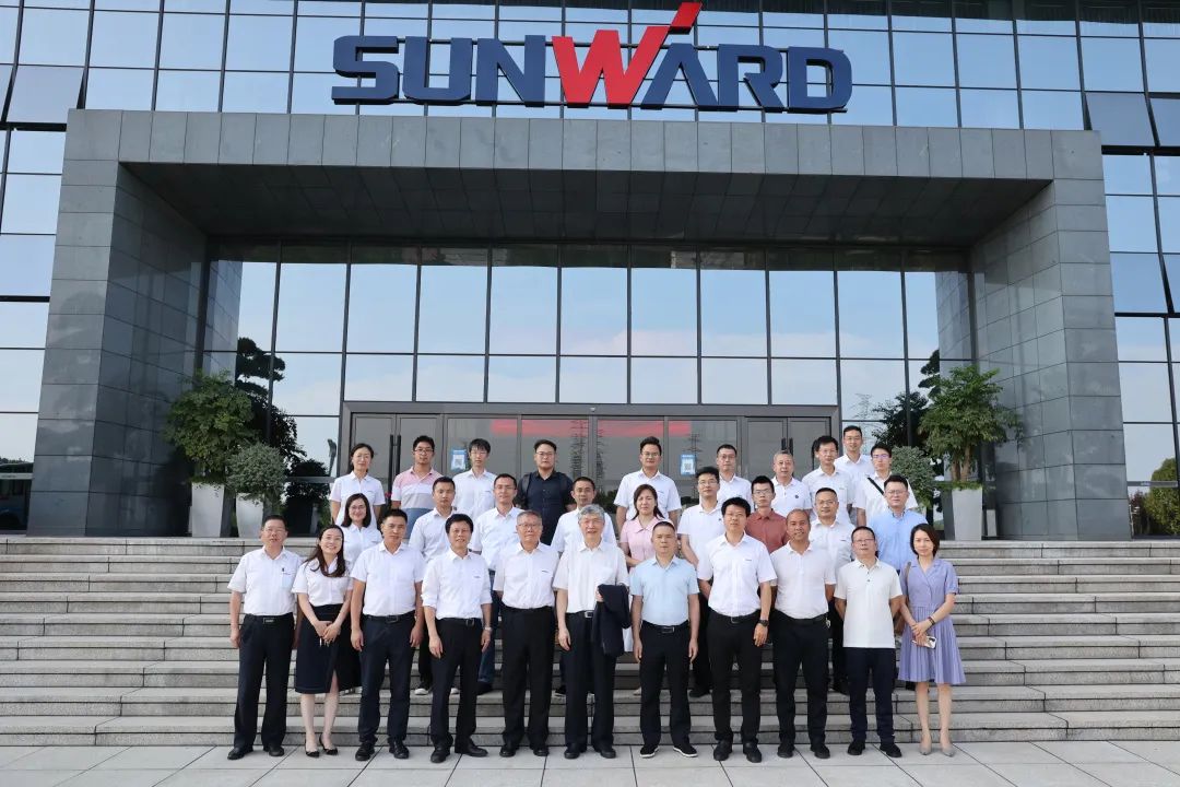 立异引领，，，，，，，智造未来！“2022院士专家长沙行”高端装备高质量生长钻研会盛大举行