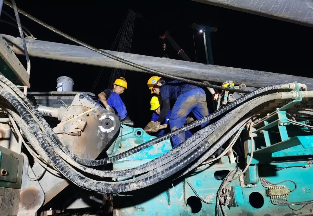 “创立施工事业！”他们和必发智能“超等桩备”一起助建燕矶长江大桥