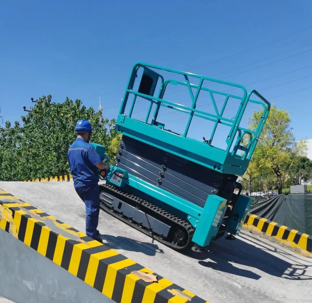 加速电动化产品结构，，，，，必发智能第一款履带剪叉式高空作业平台来了！