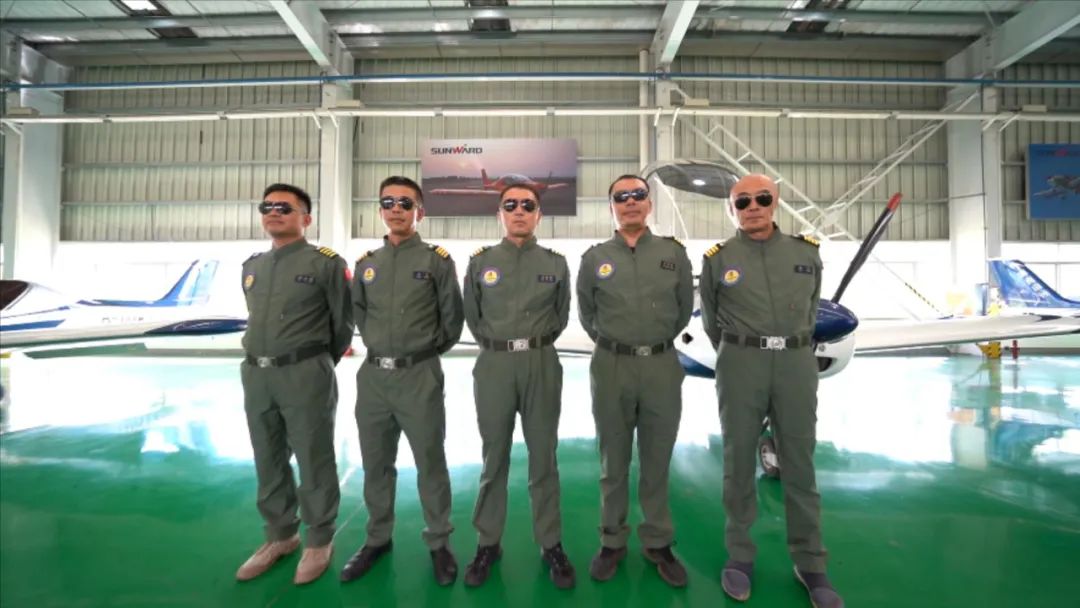 空中着花、大坡度盘旋、俯冲跃升……看必发航行演出队炫技2022湖南航展动态展