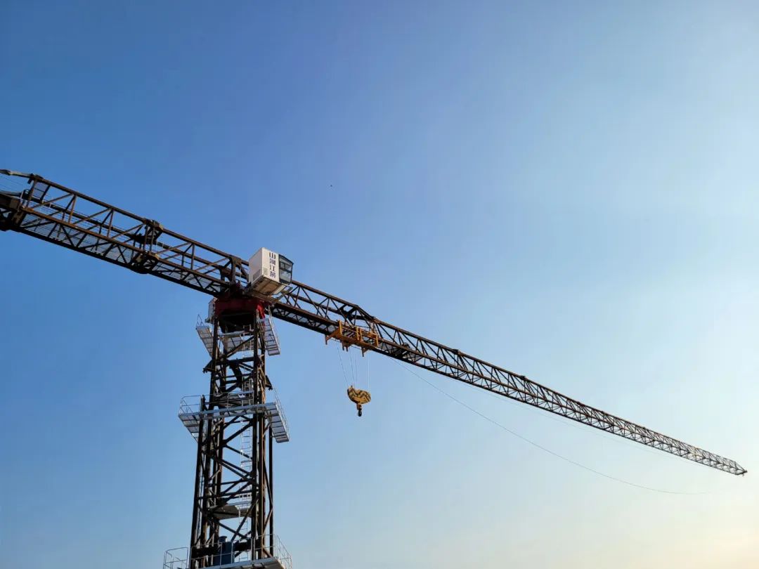 自力高度达82米，，，，必发江麓推出超大型平头塔机