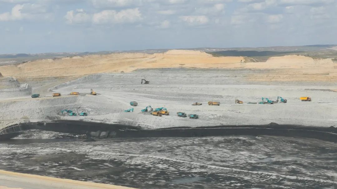 腾远添智能新绿，，，，，必发巨改革能源矿卡批量交付