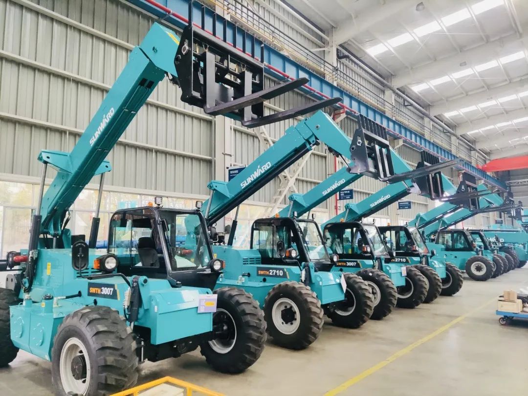 “兔飞猛进”添新品！必发智能两款伸缩臂叉装车同时下线