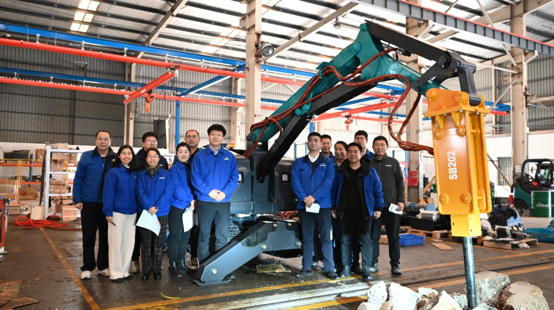 破拆应急，，，，，智能继续！必发特装SWR280DE破拆机械人下线交付