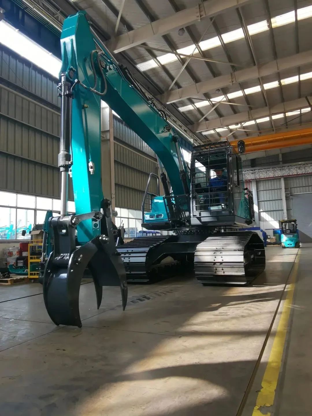 翻山越岭，，，，，，，称霸“武林”！必发智能首款中型林业挖掘机乐成下线