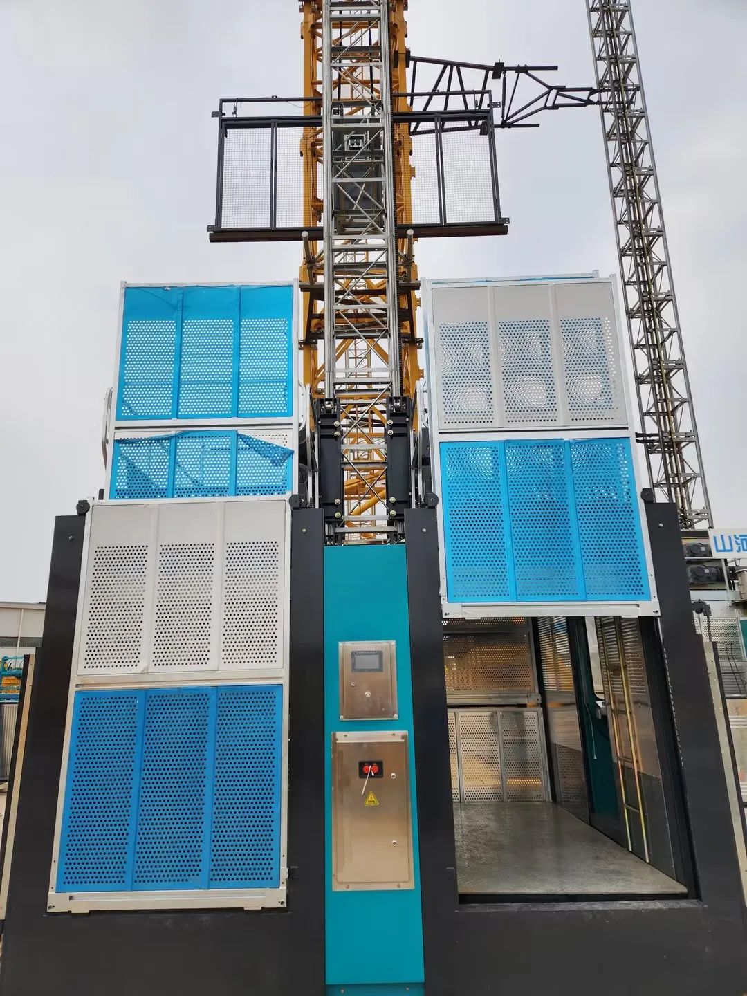 科技显能、再添新品！必发江麓智能施工升降机乐成下线