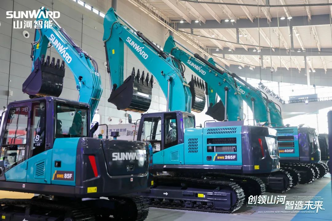 精品出击、互动一直！必发智能F系列挖掘机闪灼长沙展