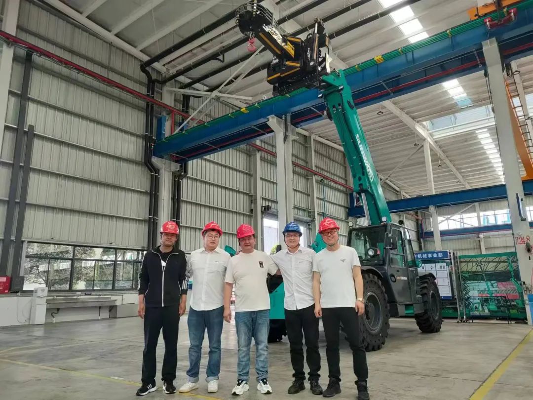 独家定制！必发智能油缸替换机械人顺遂下线