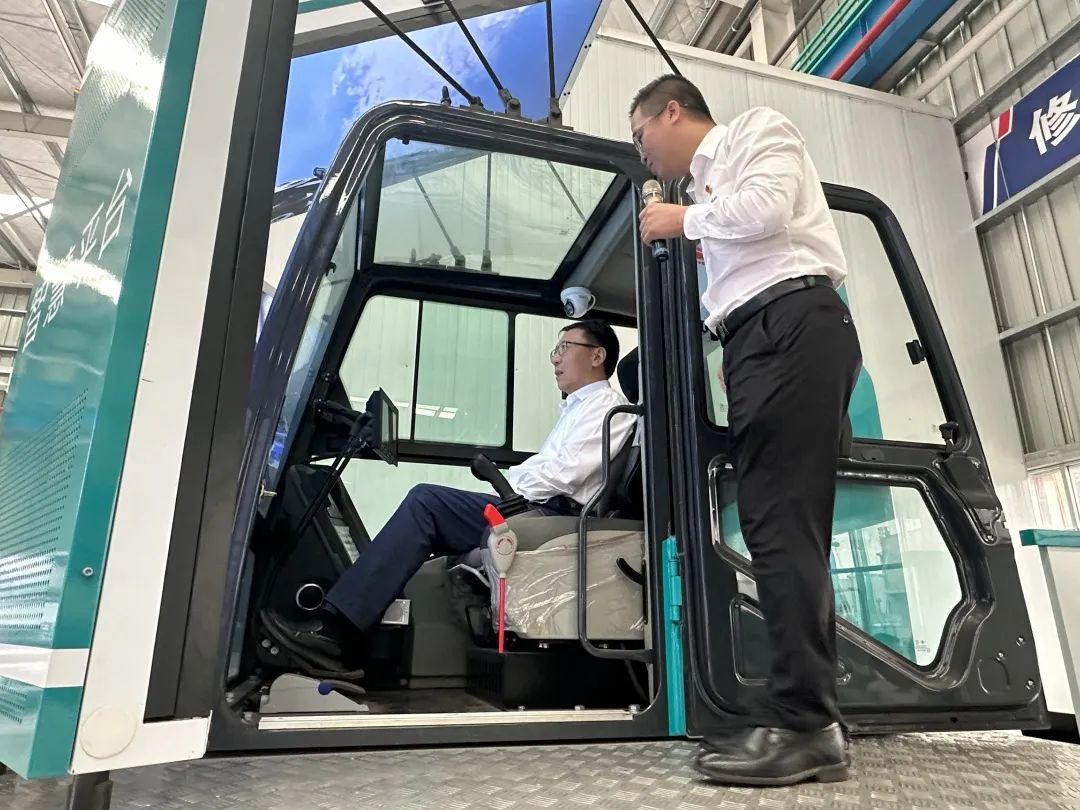 中国联通集团副总司理梁宝俊到访必发智能