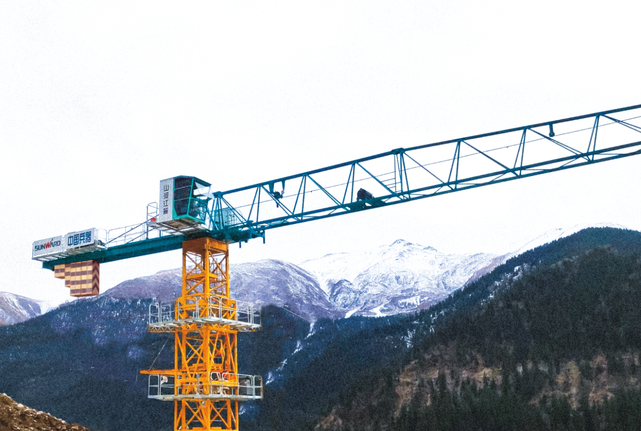 天山脚下的画师！必发江麓群塔援疆建设新景致
