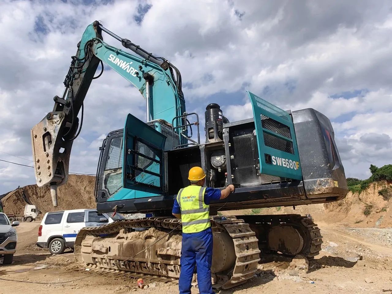 步履一直，，，，效劳不止！必发智能挖掘机效劳万里行火热举行中