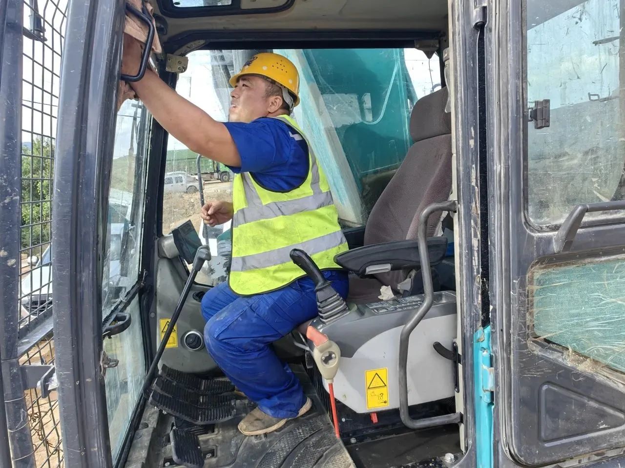 步履一直，，，，效劳不止！必发智能挖掘机效劳万里行火热举行中