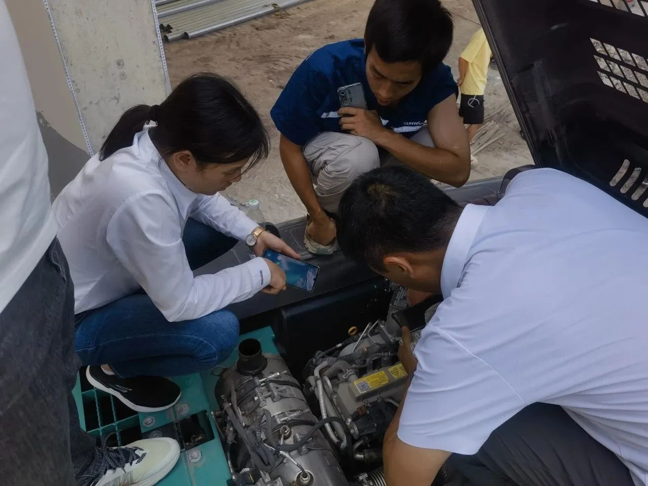 步履一直，，，，效劳不止！必发智能挖掘机效劳万里行火热举行中