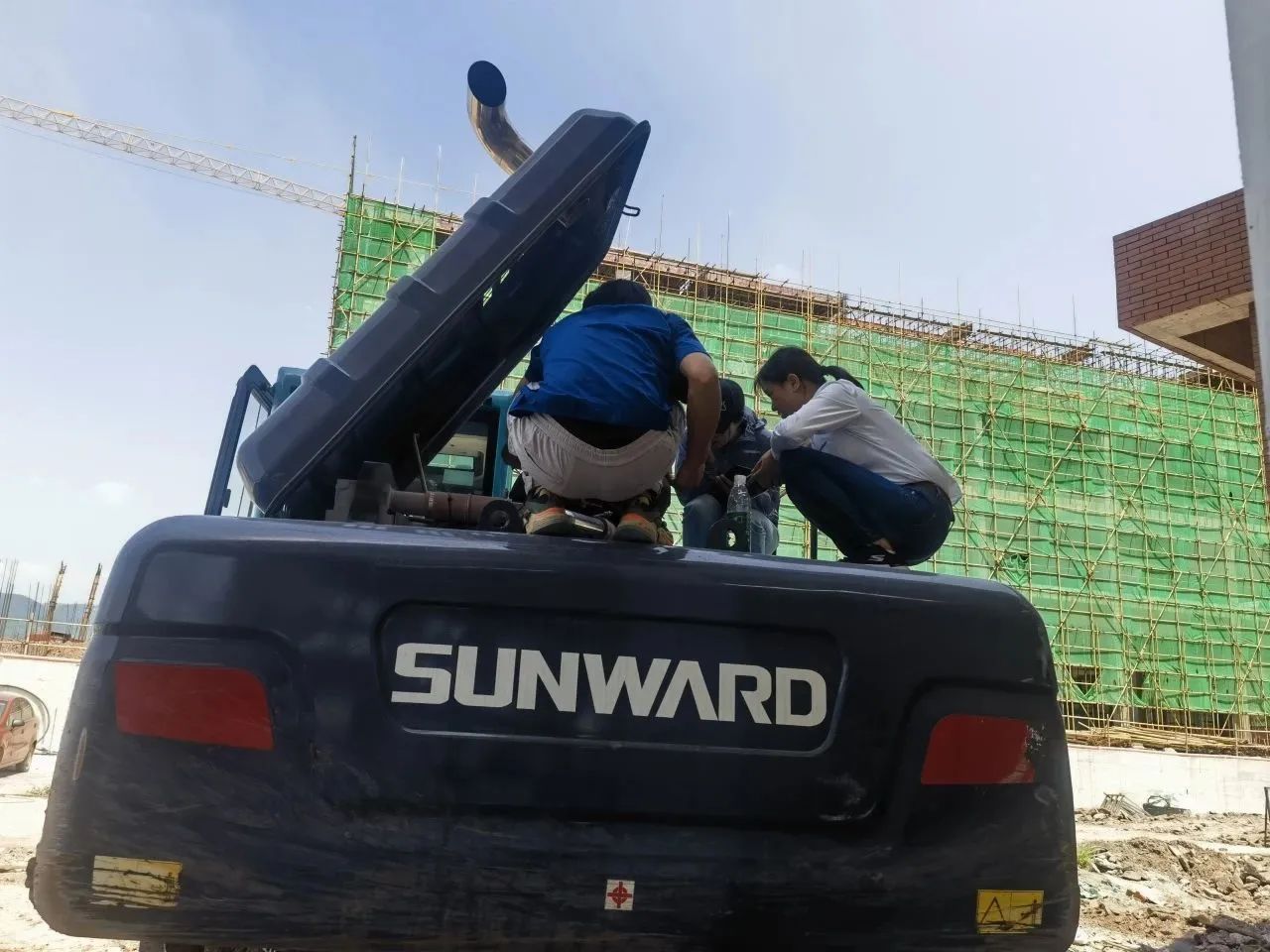 步履一直，，，，效劳不止！必发智能挖掘机效劳万里行火热举行中