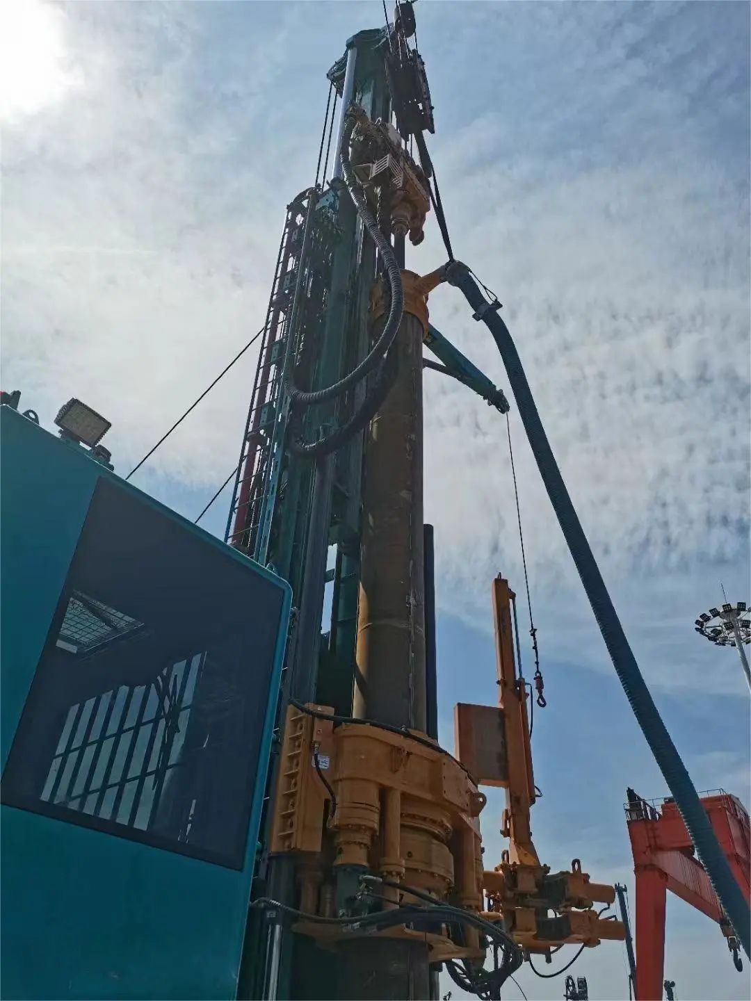 必发智能全球首创深井套管车载钻机下线宣布