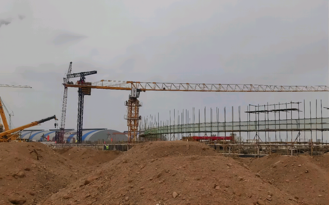 大漠沙漠展雄姿！必发江麓塔机助力常乐电厂项目