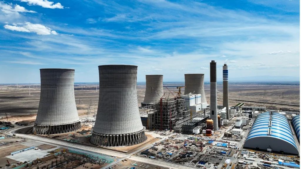 大漠沙漠展雄姿！必发江麓塔机助力常乐电厂项目