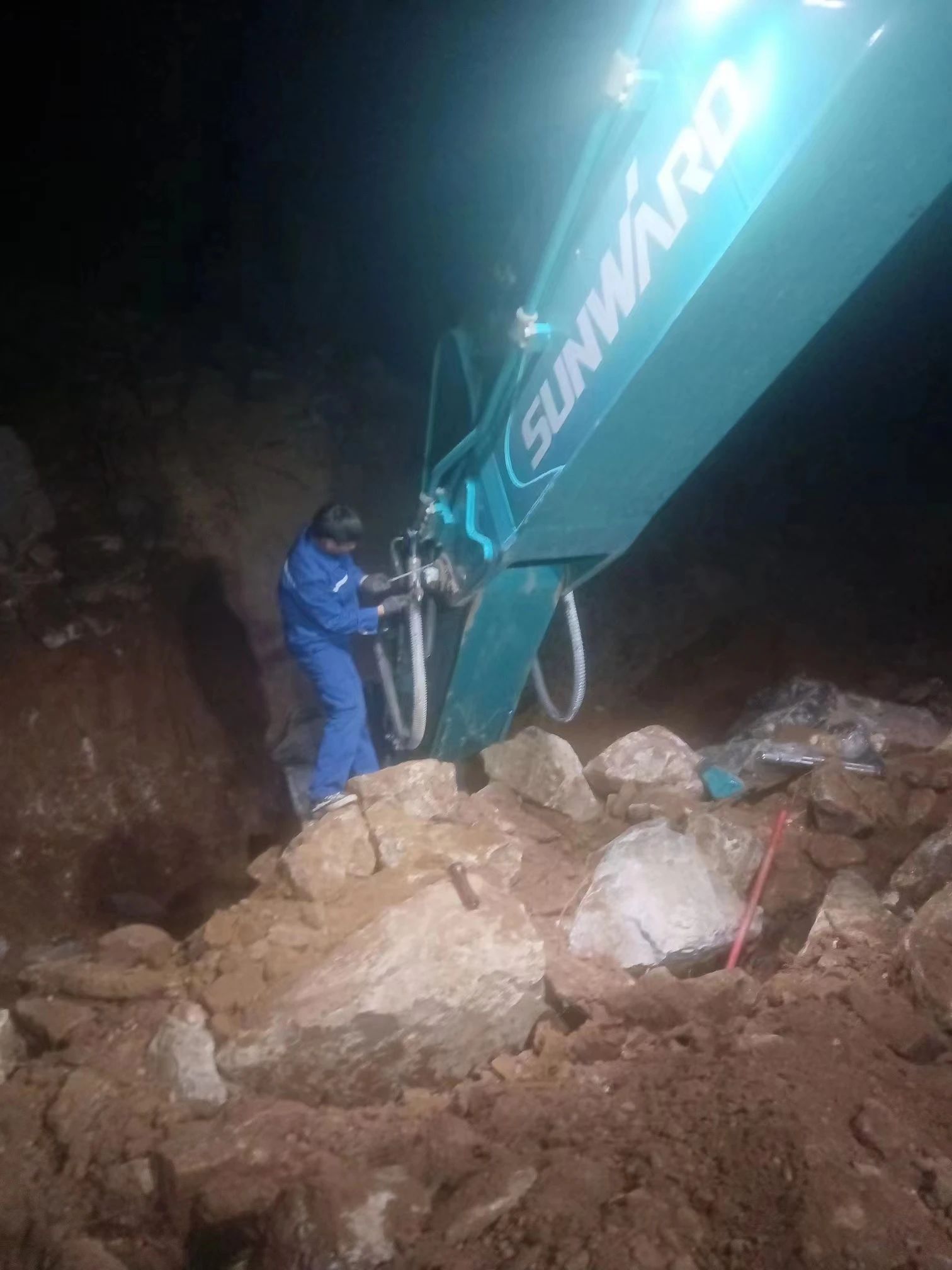 一线“热”闻 | 专业售后，，，，，，专心折务！必发智能挖掘机效劳万里行一直在路上