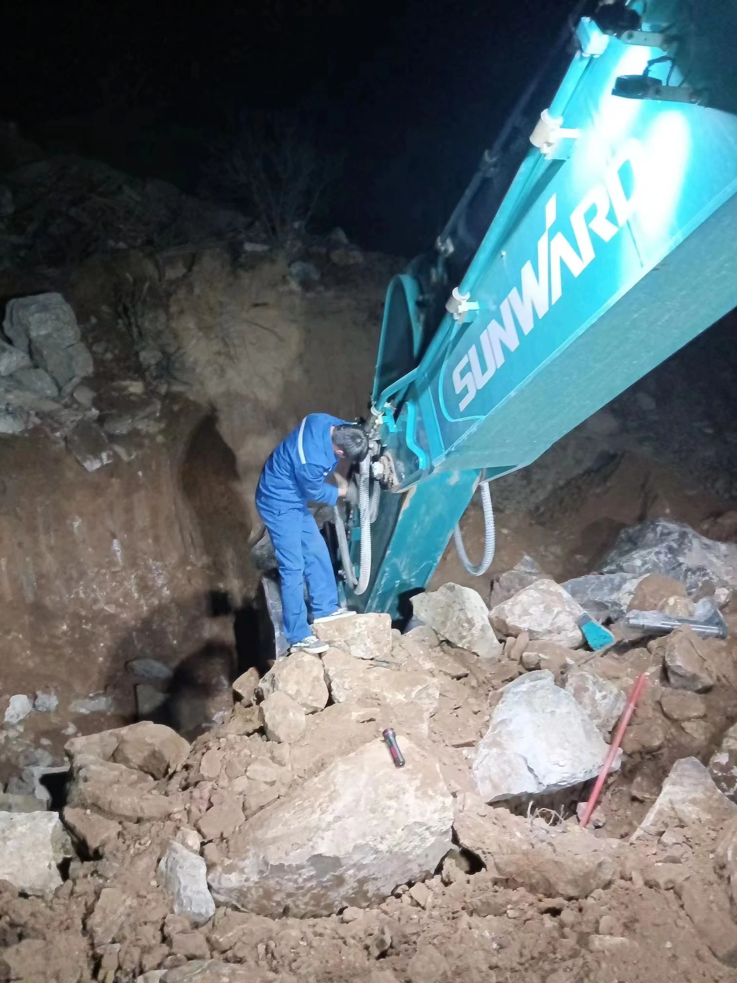 一线“热”闻 | 专业售后，，，，，，专心折务！必发智能挖掘机效劳万里行一直在路上