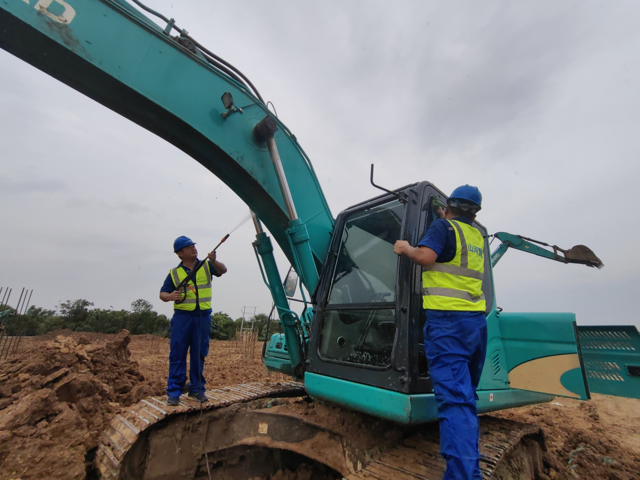 一线“热”闻 | 专业售后，，，，，，专心折务！必发智能挖掘机效劳万里行一直在路上