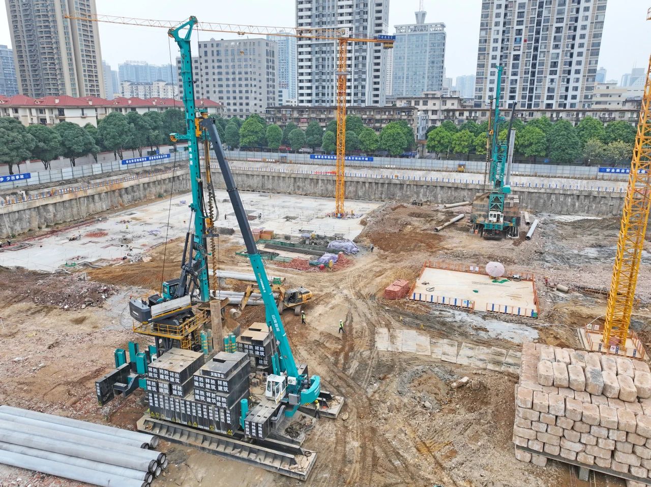 “绿巨人”显神威！必发智能引孔式静力压桩机助建“绿城”南宁民生项目
