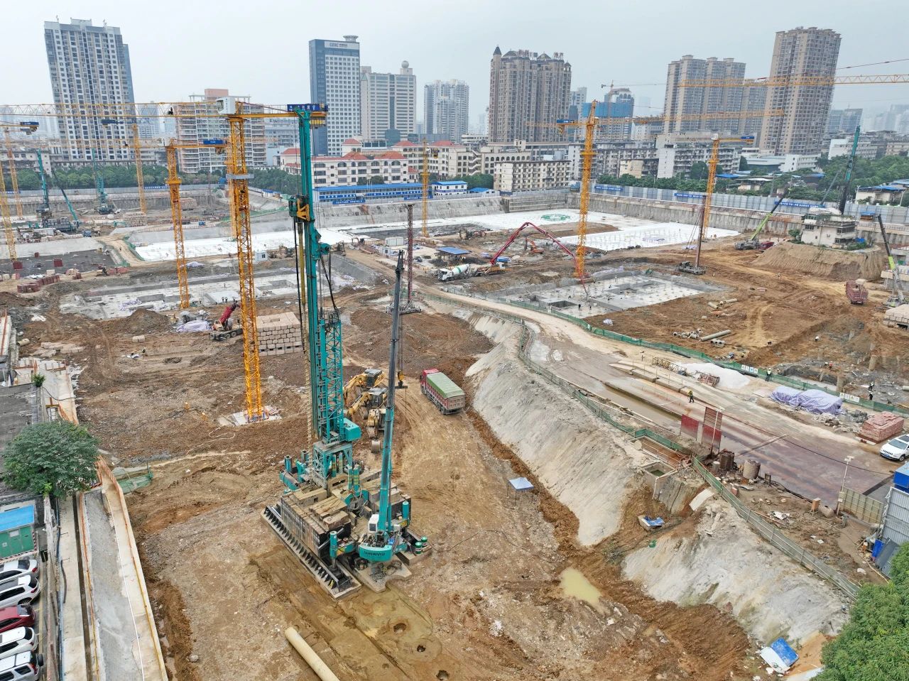 “绿巨人”显神威！必发智能引孔式静力压桩机助建“绿城”南宁民生项目