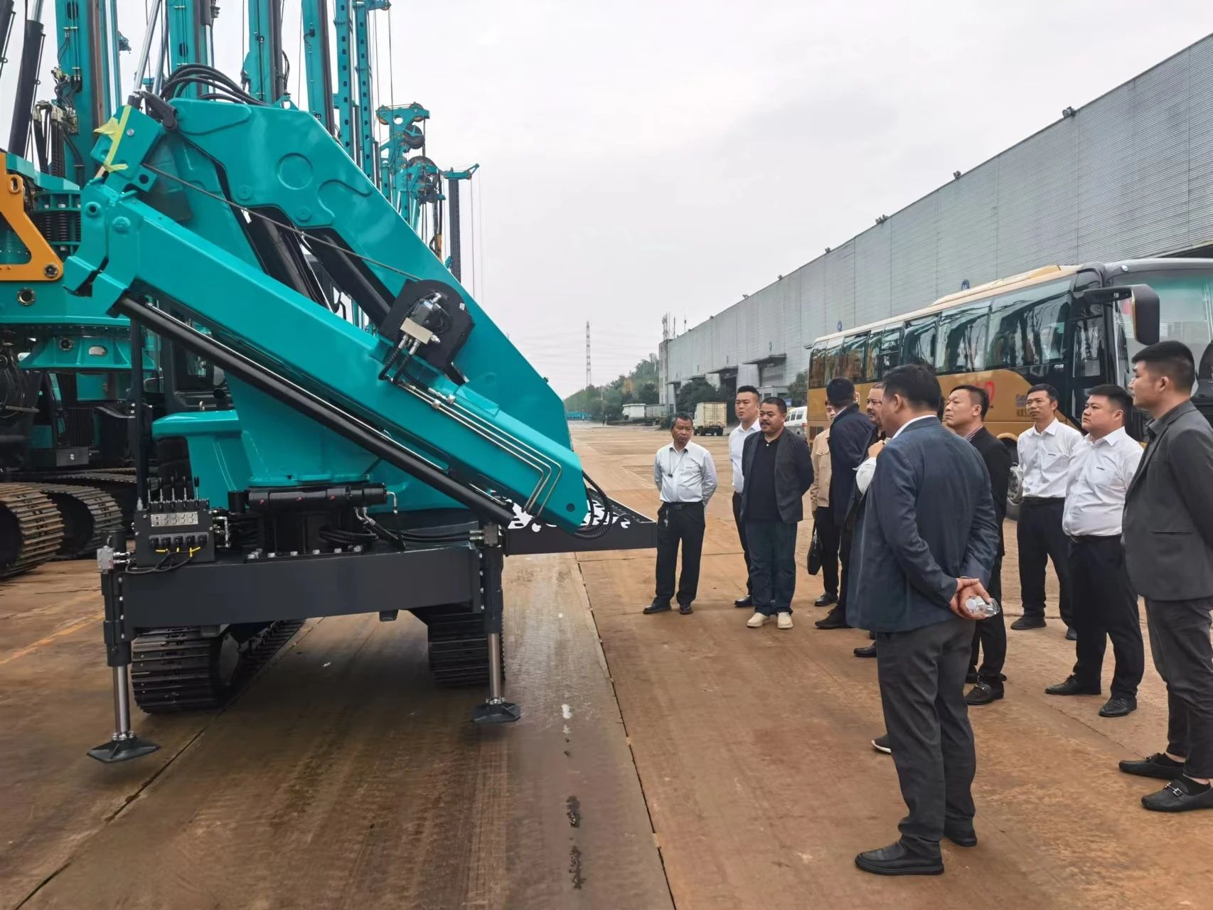 行业严冬现暖阳！现场签购20台旋挖钻机，，，，，，，必发智能携手湖南骏牛助力国家电网项目建设