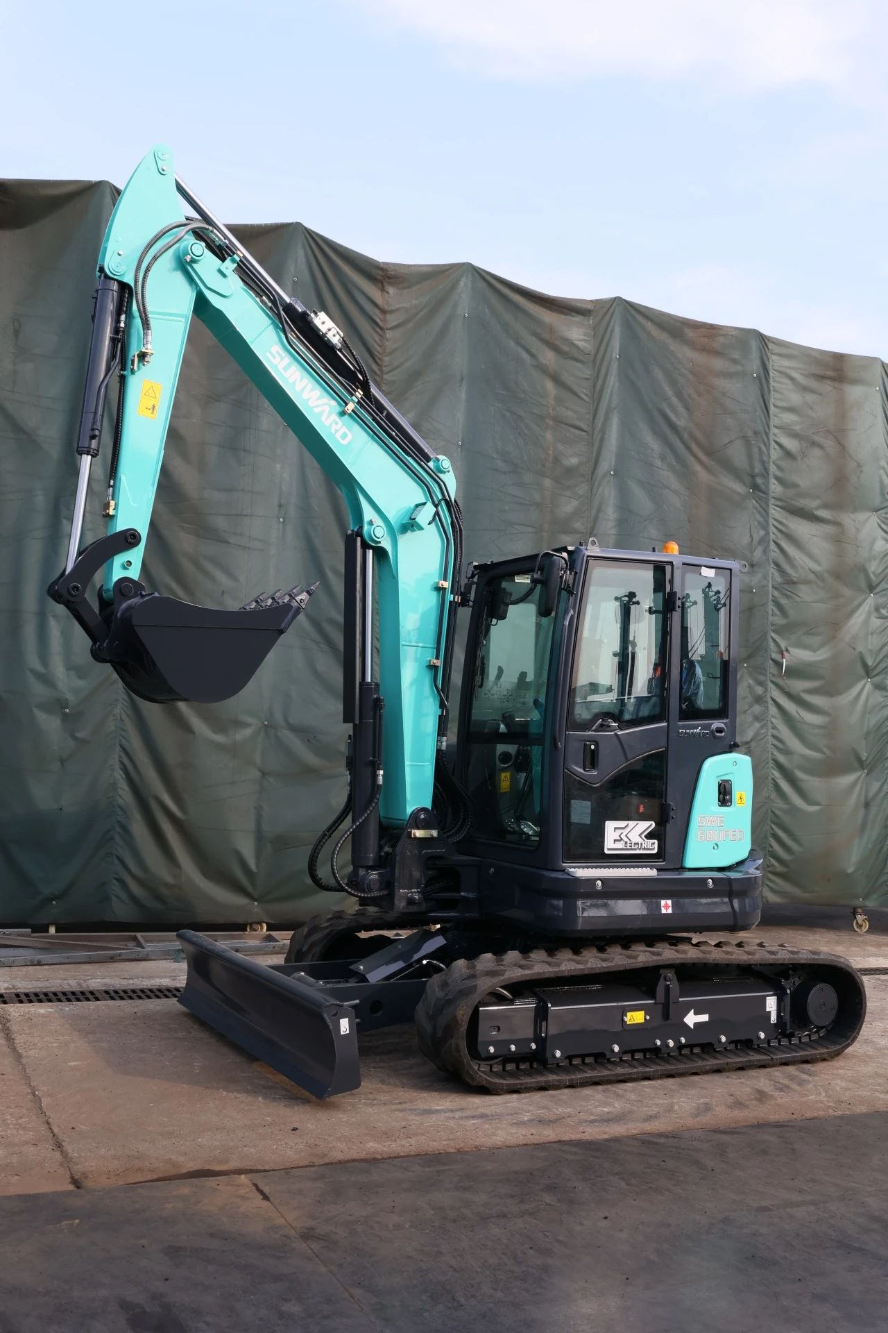 绿色上新！必发智能SWE60UFED纯电动无尾挖掘机乐成下线