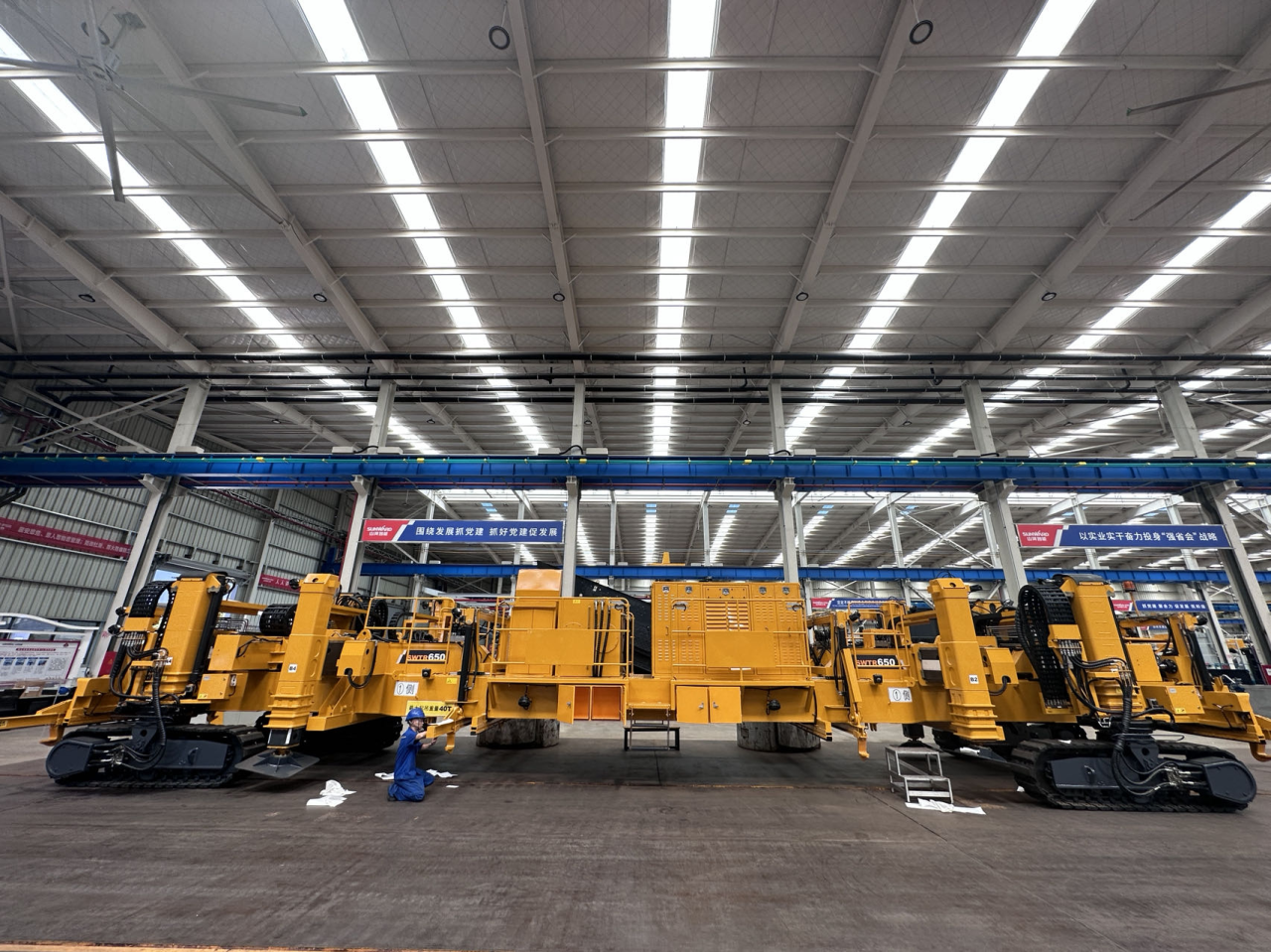 CPH-30J道岔铺换机组全球宣布！必发智能与宝鸡中车时代共绘铁路装备新篇章！