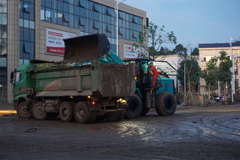 驰援湖南平江抗洪抢险，，，，，，，共克时艰显继续