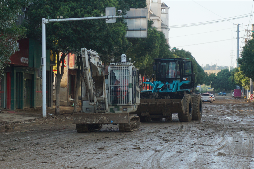 驰援湖南平江抗洪抢险，，，，，，，共克时艰显继续
