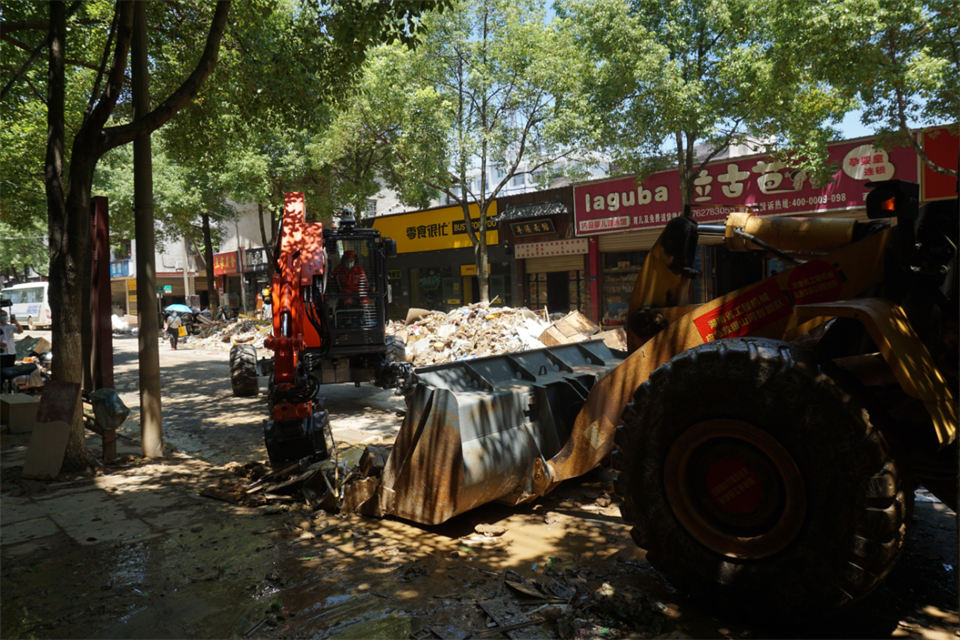 驰援湖南平江抗洪抢险，，，，，，，共克时艰显继续