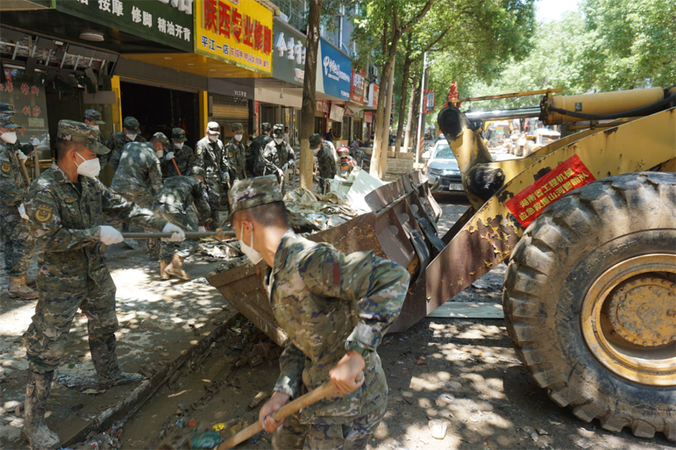驰援湖南平江抗洪抢险，，，，，，，共克时艰显继续