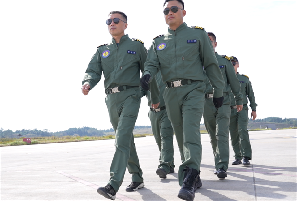 十年织得必发秀，，，，，，，践行初心创未来！必发航行演出队建设10周年庆典活动盛大举行