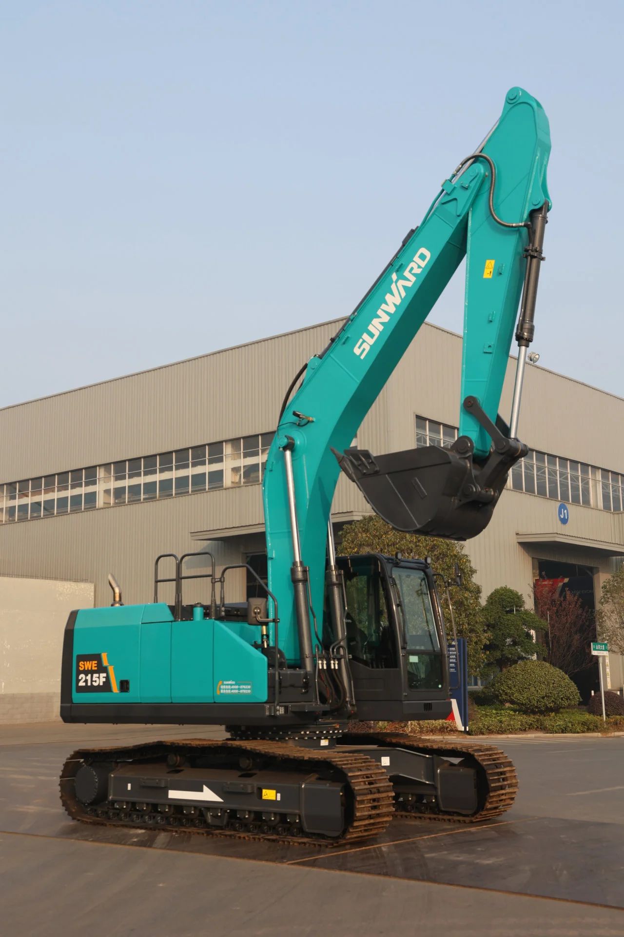 聚焦市场需求，，，，，必发智能三款精品工程液压挖掘机乐成下线