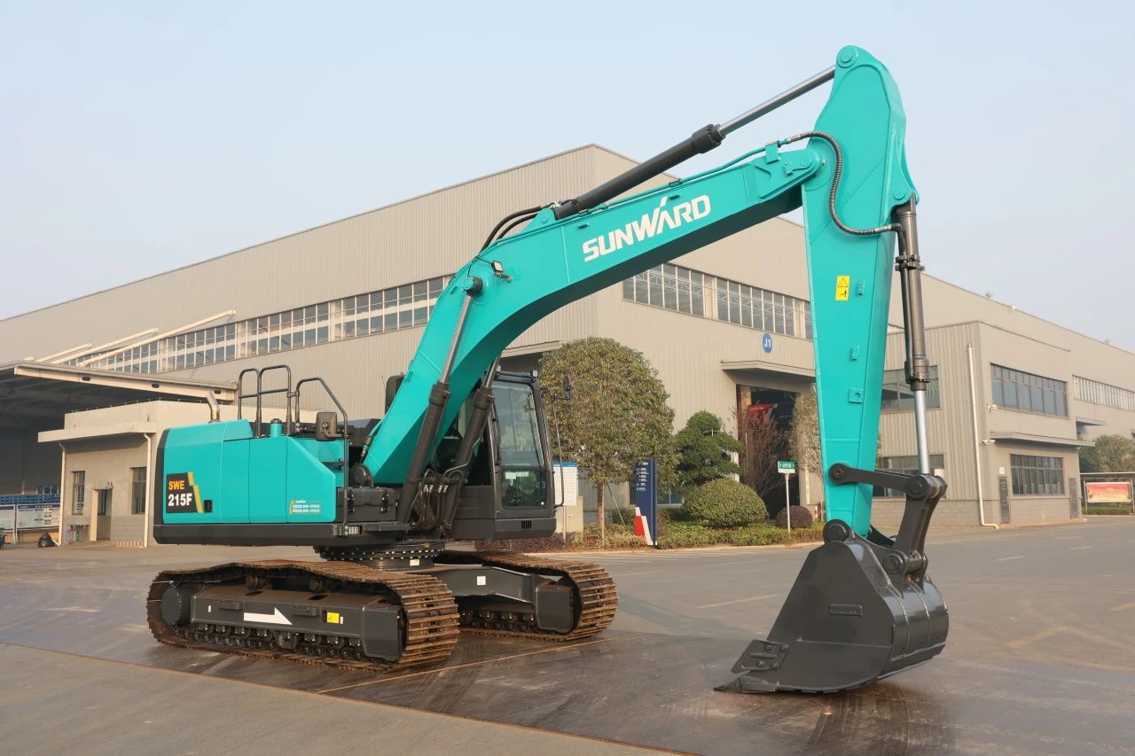 聚焦市场需求，，，，，必发智能三款精品工程液压挖掘机乐成下线