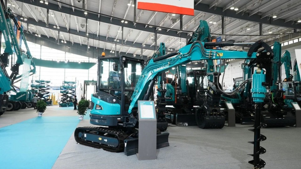 2025 CICEE | 从简单工具迈向多元化解决计划，，，，必发智能泛起非凡挖掘机风范