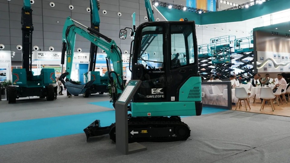 2025 CICEE | 从简单工具迈向多元化解决计划，，，，必发智能泛起非凡挖掘机风范