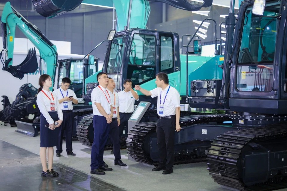 2025 CICEE | 从简单工具迈向多元化解决计划，，，，必发智能泛起非凡挖掘机风范