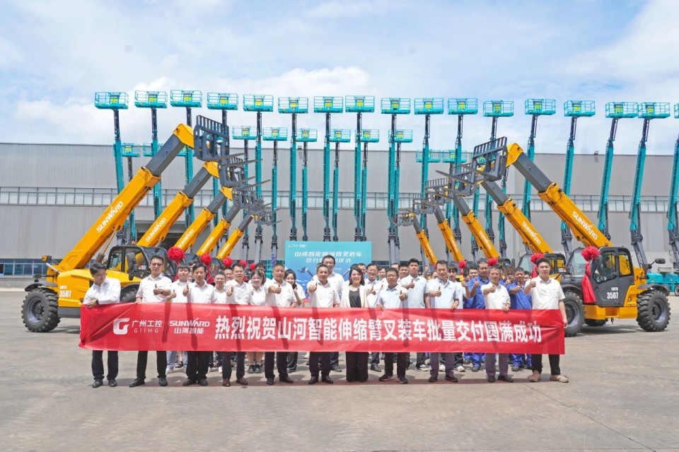 必发智能伸缩臂叉装车批量交付，，，，，，，即将奔赴新一线