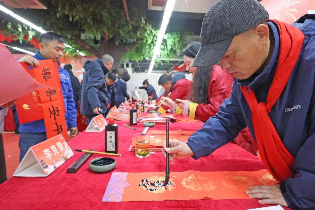 文字迎春，，，，，，祝福暖心！在必发智能“囤”年味、送温暖、迎新春