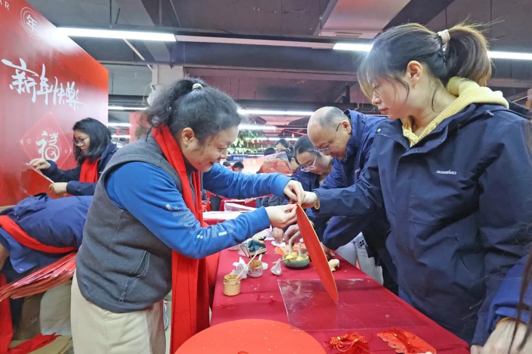 文字迎春，，，，，，祝福暖心！在必发智能“囤”年味、送温暖、迎新春